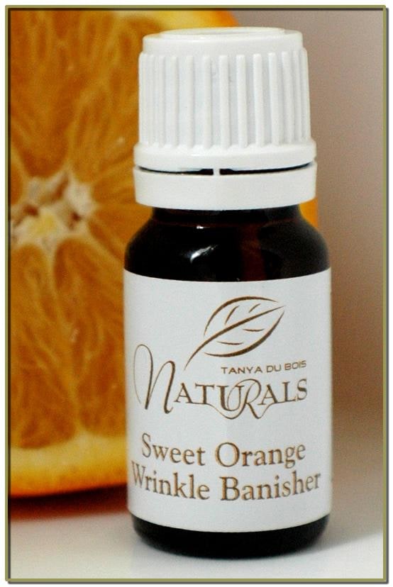 Sweet orange oil (citrus sinensis) eliminates toxins and stimulates the lymphatic system, while supporting collagen formation in the skin. It is used to rejuvenate the skin with the action of the AHA (Alpha Hydroxy Acids) contained in it
Sweet Almond Oil (Prunus amygdalis), Hazelnut Oil (Corylus avellana), Sweet Orange (Citrus sinensis)