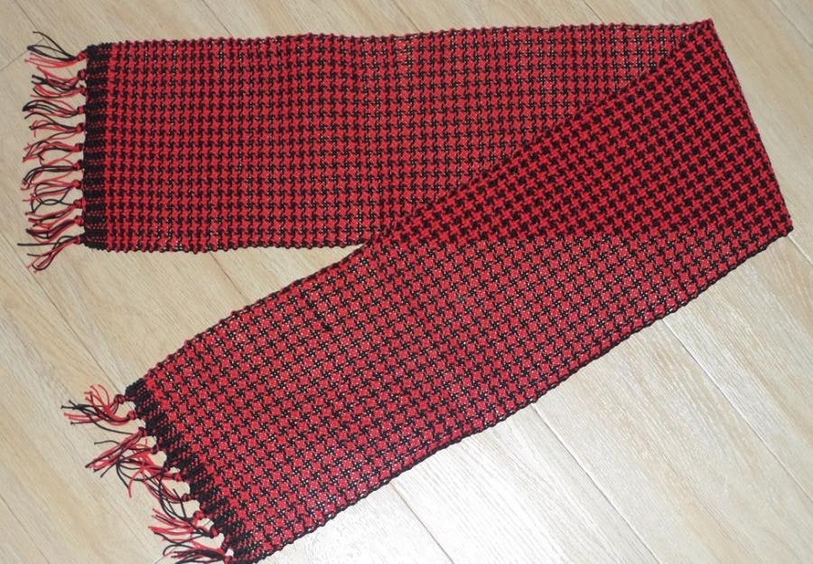 This black/red Hounds tooth runner is 18cm x 115cm in size (excluding fringes).

R220 (excl P&P)